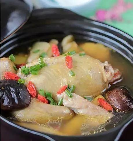 女性经期鸽子汤怎么炖好吃,女性吃鸽子汤好还是乌鸡汤好