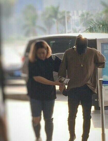 王俊凯推易烊千玺蹲着,王俊凯易烊千玺摸头