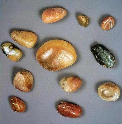 鸡血石与田黄石的结合,硬田黄石与田黄石