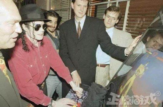 真正的土豪玩家!收藏超2万款游戏创世界纪录,花2天才清点完毕