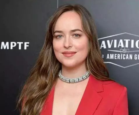 新年发型推荐齐肩发发量多,30-40岁适合发型男士圆脸发质细软