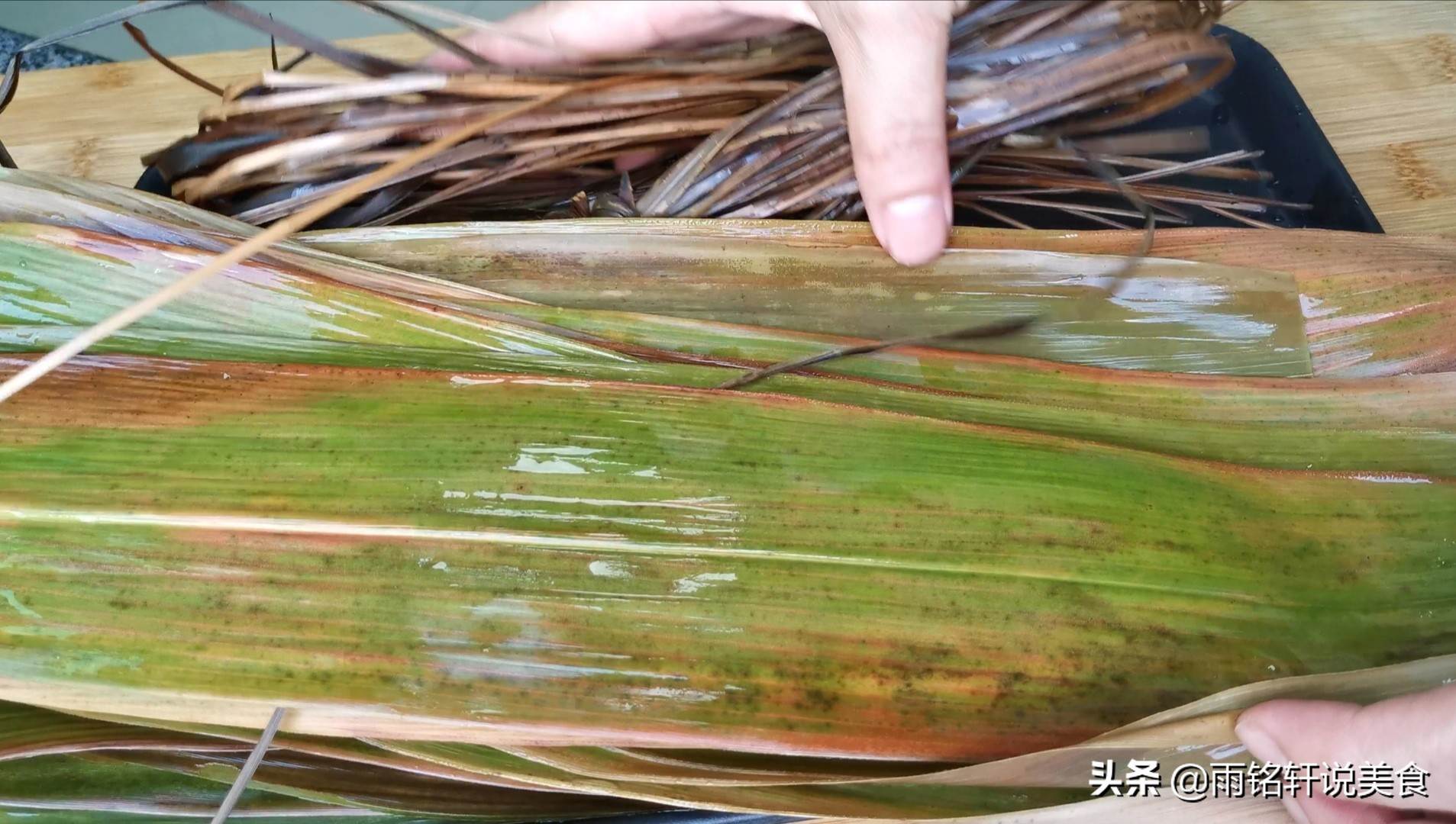 手把手教你包肉粽子，还不会的都看看，学会包给家人吃，咸香软糯