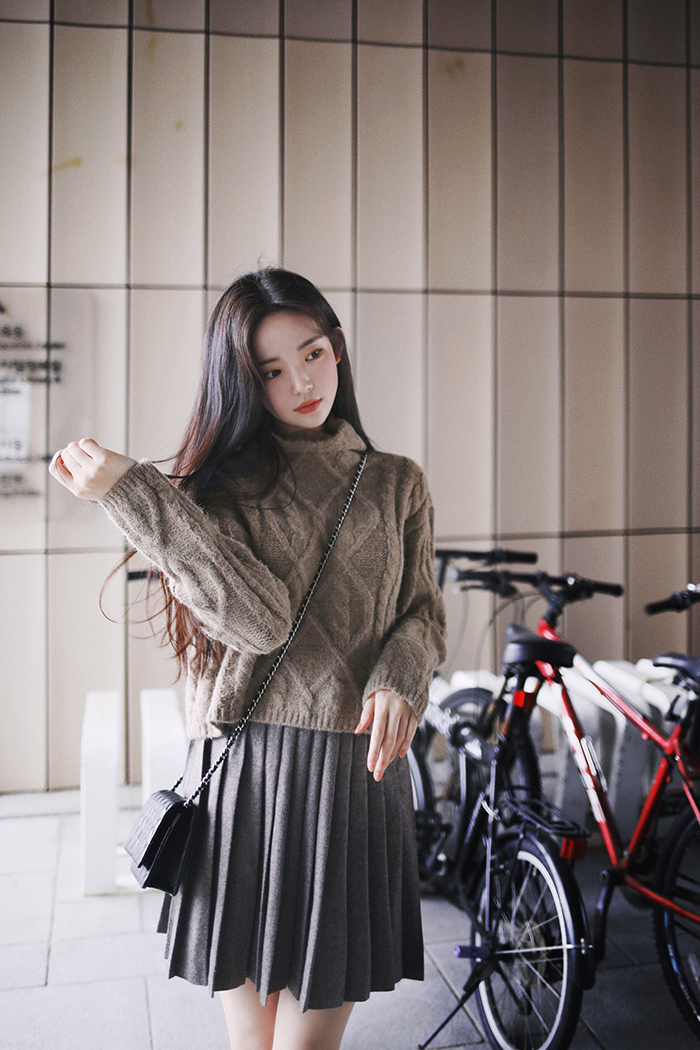 羊毛大衣搭配连帽针织衫,羊毛大衣小韩风穿搭