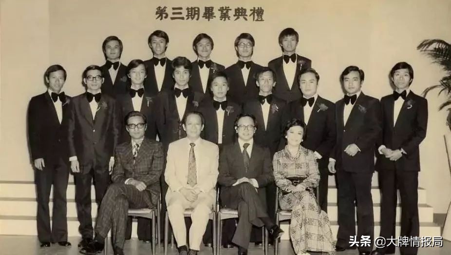 他自称红过周杰伦帅过周润发，也曾落魄潦倒，一辈子做到黄金配角