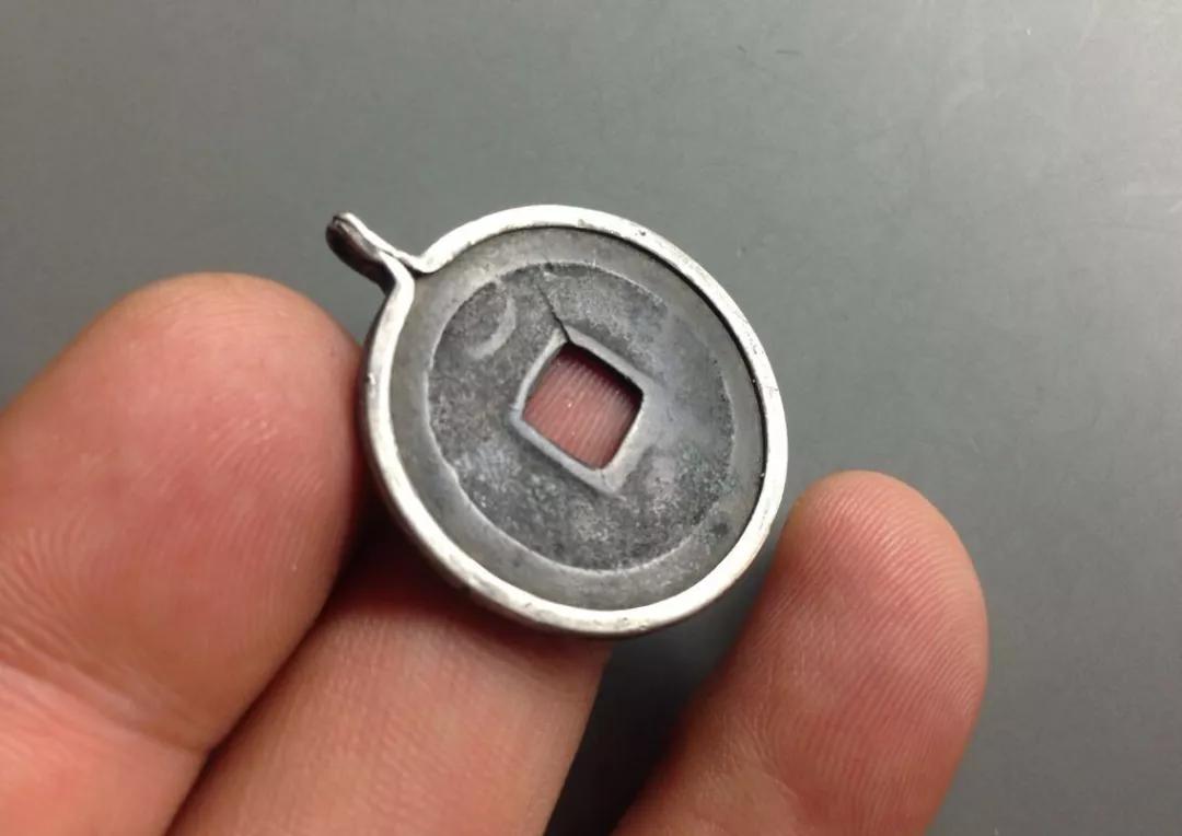 戴金镯手腕发黑,戴银手镯手腕一圈总是发黑为什么