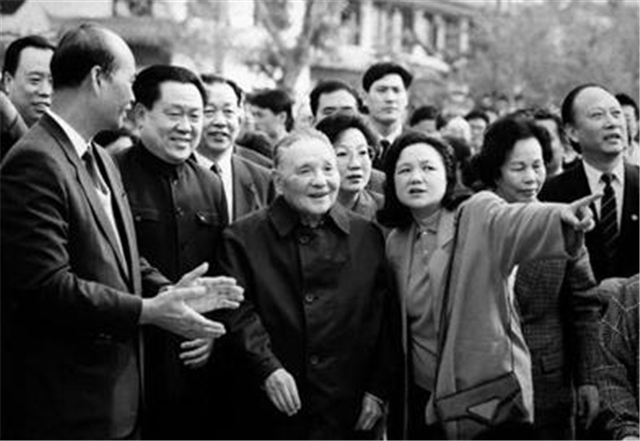 1976年末，*小平邓**秘密住进了*013院医**南楼