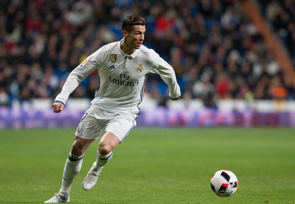 梅西伪9号和右边锋,梅西c罗谁更强终于说出了