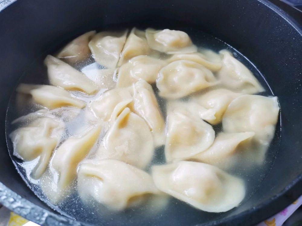 饺子放冰箱怎么不开裂,煮过的饺子怎么存放不粘皮不会破