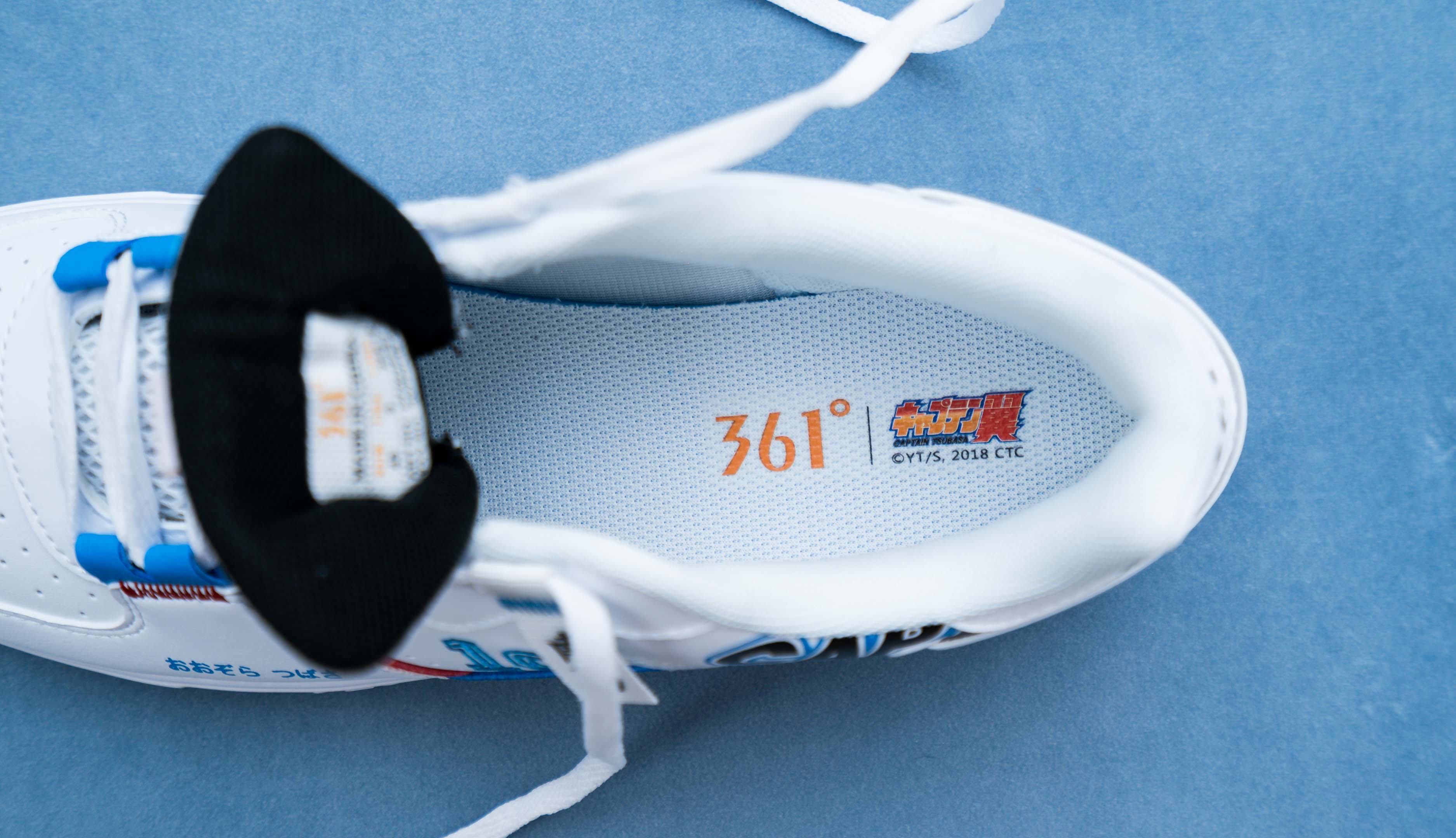 加上NFO科技，这一波联名有内味了：361°X足球小将小白鞋体验