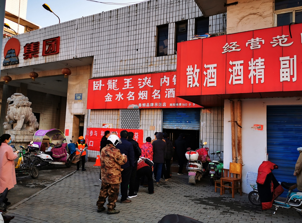 医用酒精买不到，南阳民众酒精厂排起长队，抢购食用酒精消毒