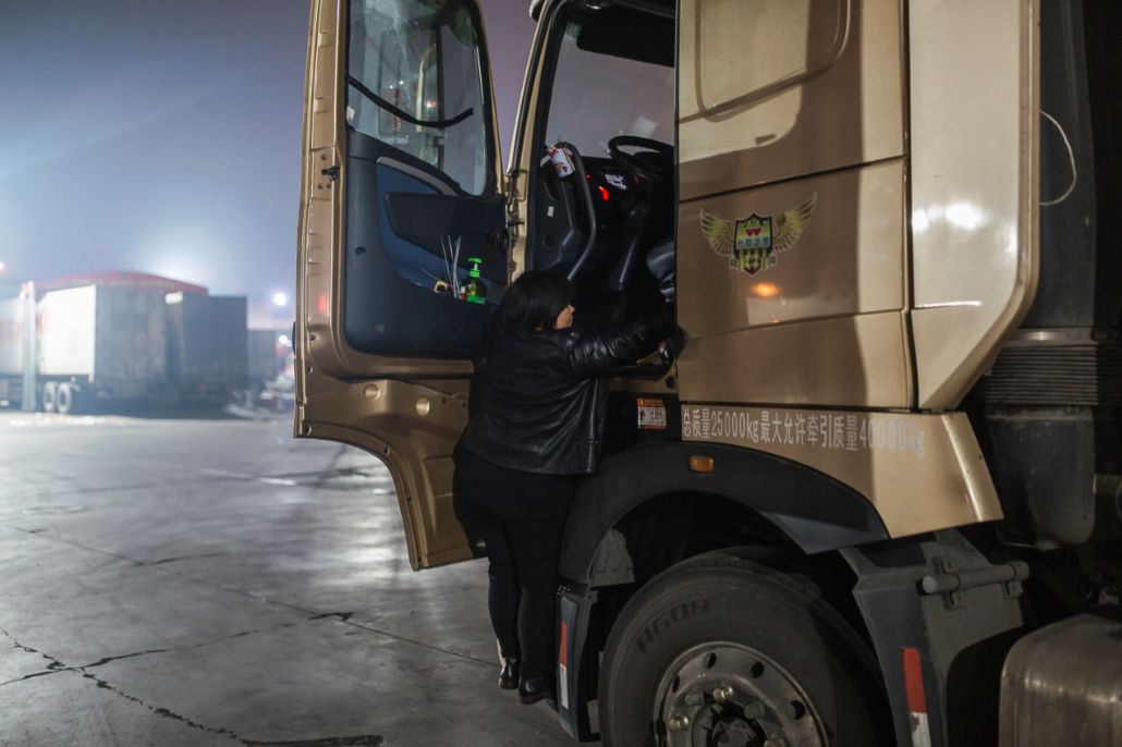 1000万被挤上卡车的女人