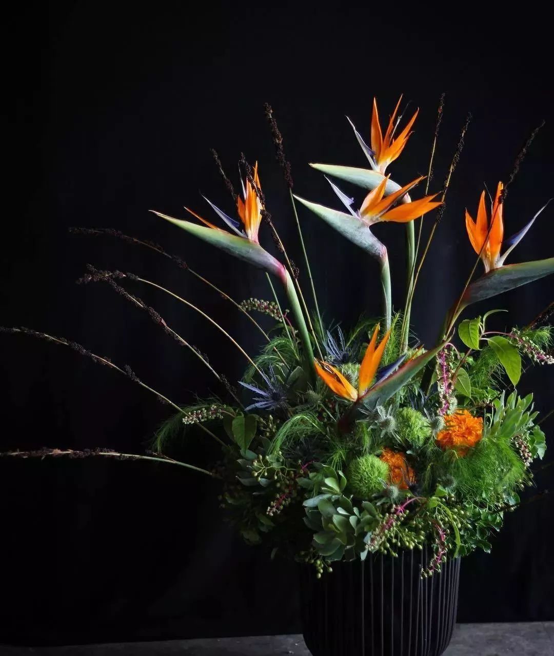 鲜花店日常换水整理花材,花要不要经常换水