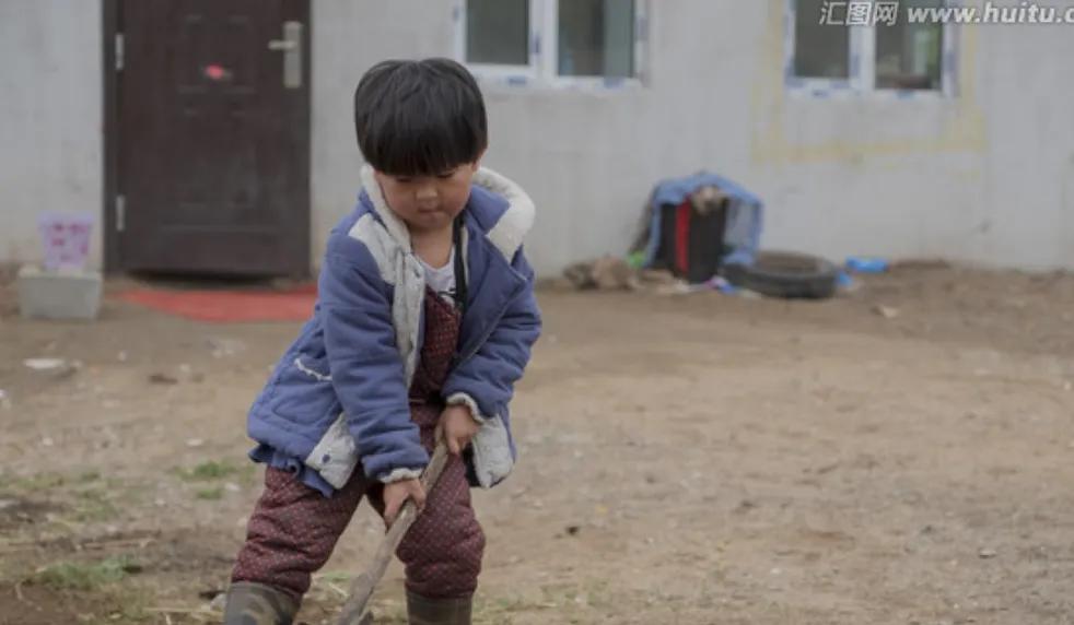 一个小男孩捏着一美元硬币,一个小男孩捏着1美元硬币短文