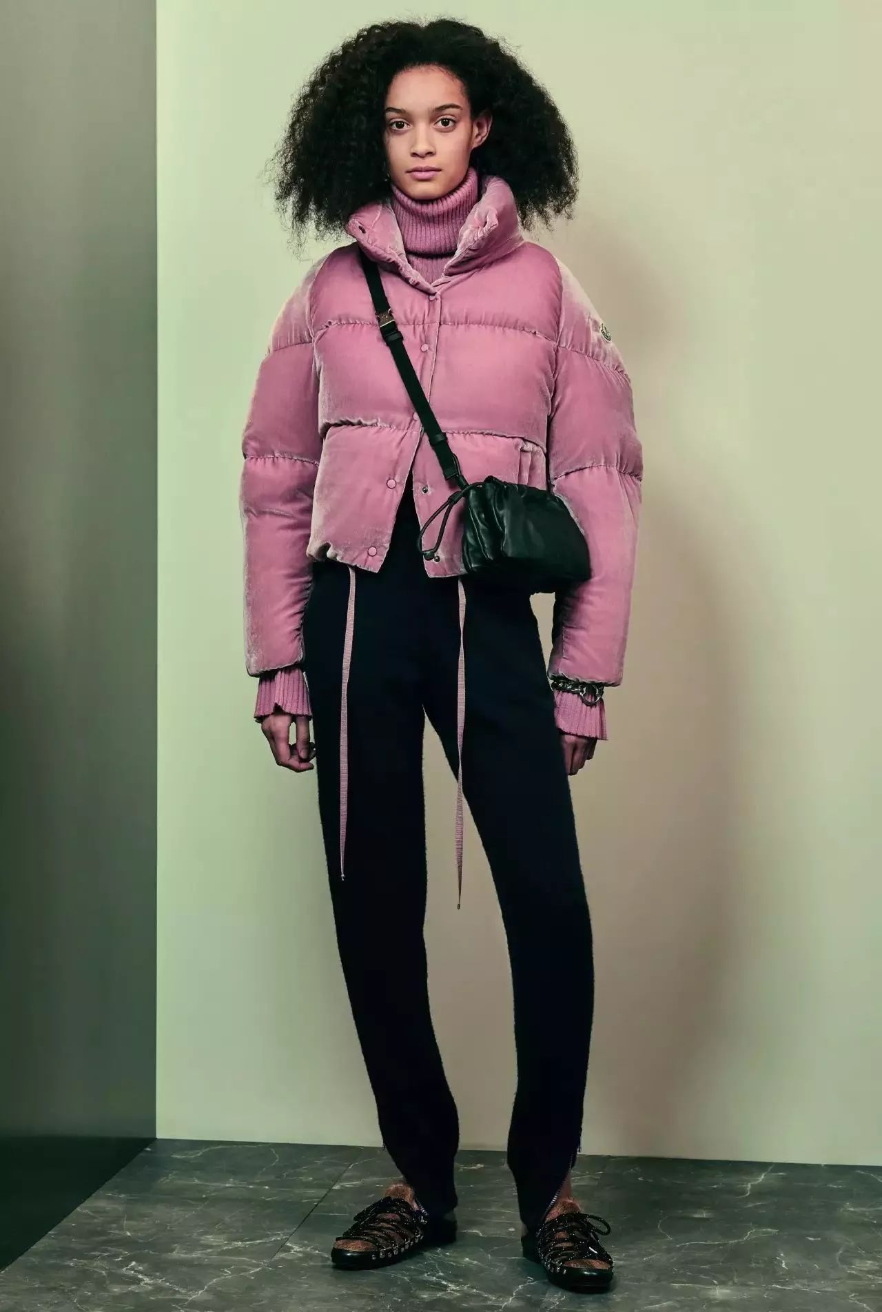 白色长款羽绒服搭白色短靴好看么,今年穿羽绒服就别配短靴了