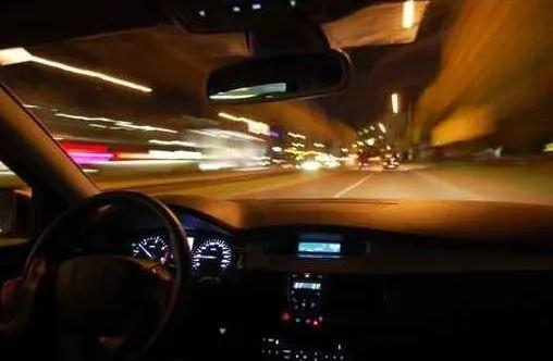 夜晚，他口唇紫绀大汗淋漓，连闯多个红灯驶向这里