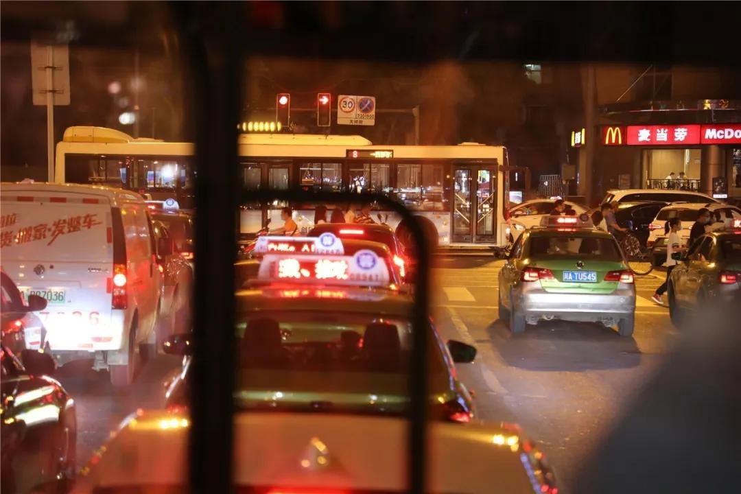 “当当......”快上车，成都的夜生活开始了