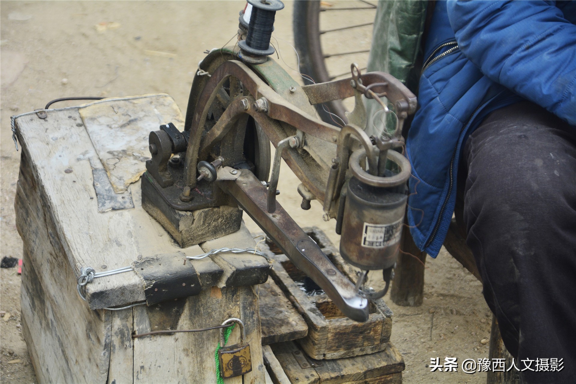 农村包工头捡到一把锋利小刀,转行修皮鞋,30年熬走6位老师傅