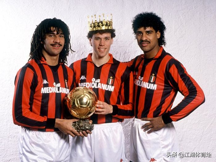 古利特球员生涯踢什么位置,古利特现实踢球