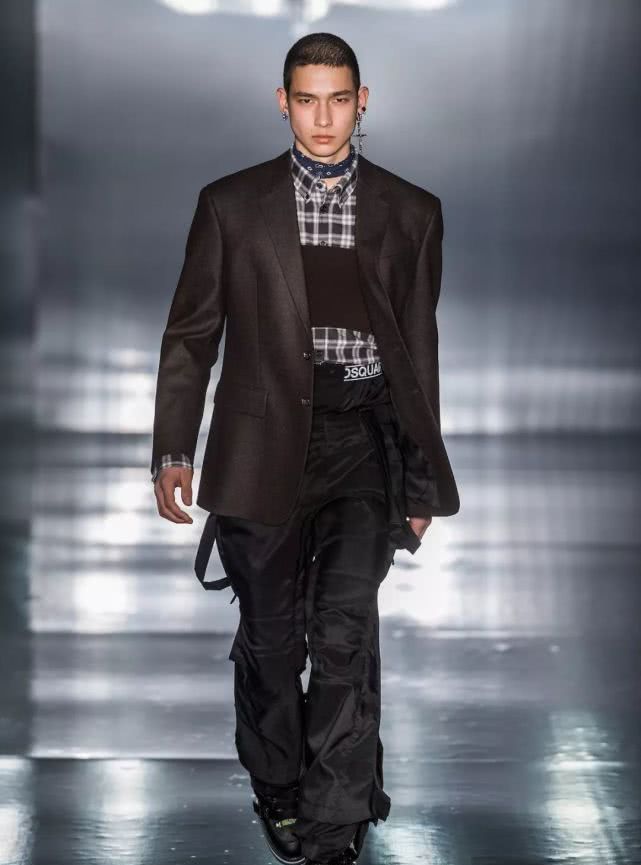 把裤子穿在肚脐上面会怎么样,把裤子扎进腰里的穿搭