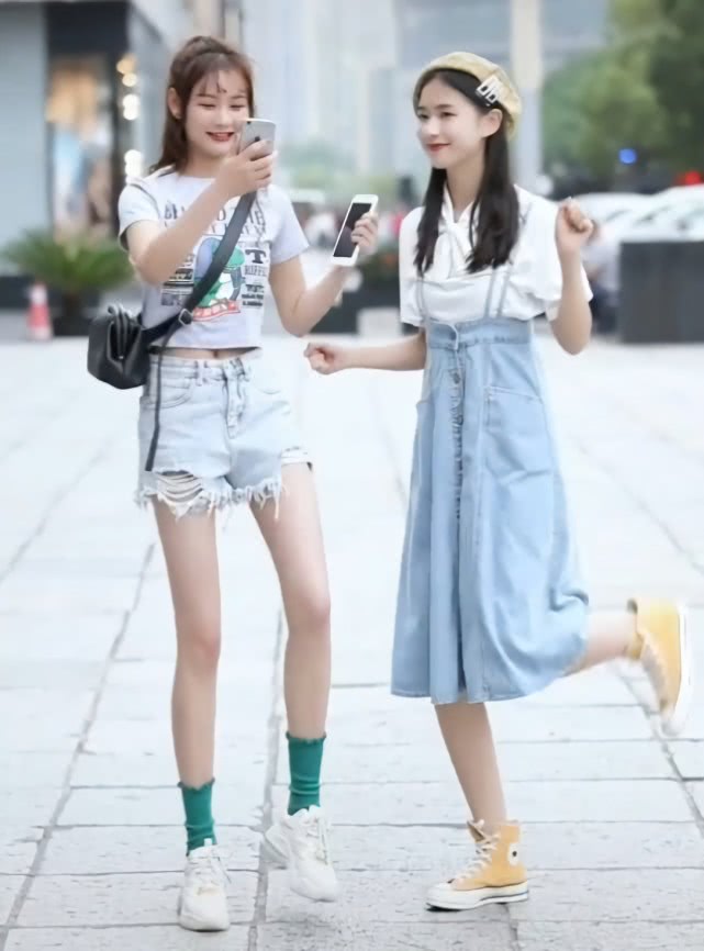 闺蜜两人跳舞，右边“踩进花园里”，左边则“走向树林中”，巨潮