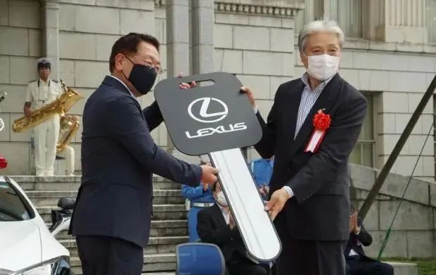 日本交警超跑,日本交警开跑车皇冠