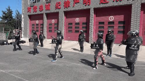 特警训练遭群众围观,特警魔鬼式训练