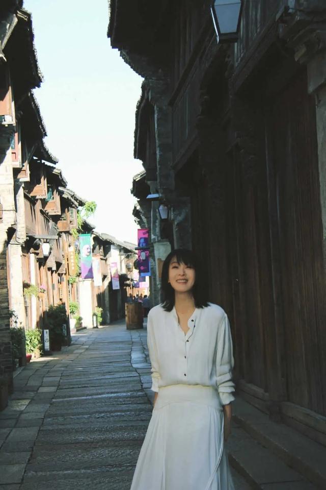 刘若英衣服穿搭,刘若英穿什么颜色好看