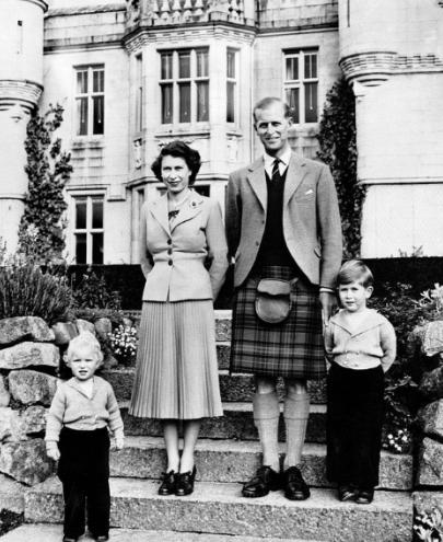 菲利普亲王和女王的幸福时刻,英国女王和菲利普第一次相见