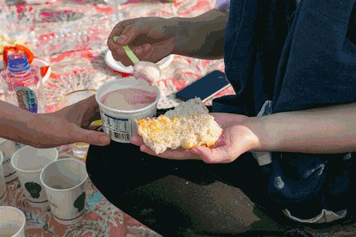 趁着午休两小时，他们在天台上组了个jió盆烤肉趴