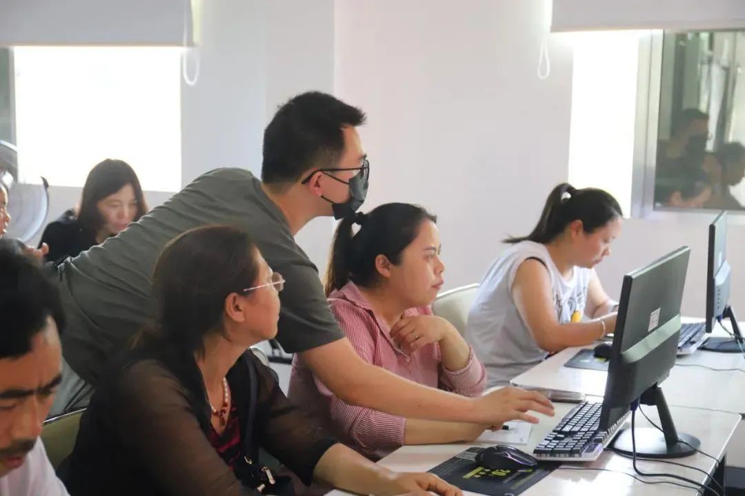 他们当“站长”的故事，正是农业电商在农村扎根的缩影