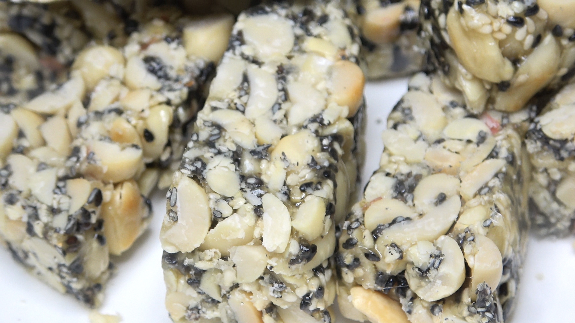 芝麻花生糖不用买，大厨教你在家做，简单易学，香甜酥脆不发硬