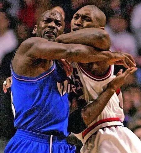 韦世豪爆铲运动员怎么样了,韦世豪脏动作合集