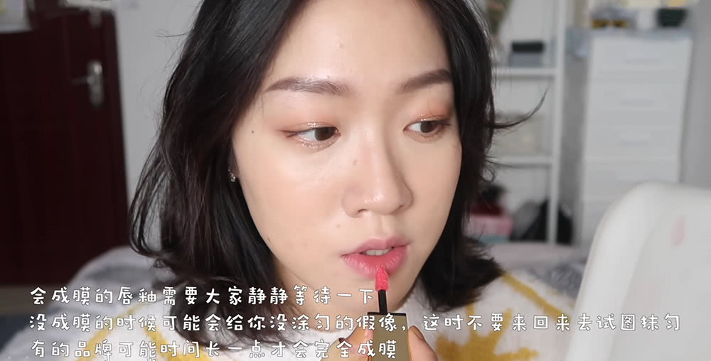 教大家一个正确涂口红的方法,新手涂口红手法