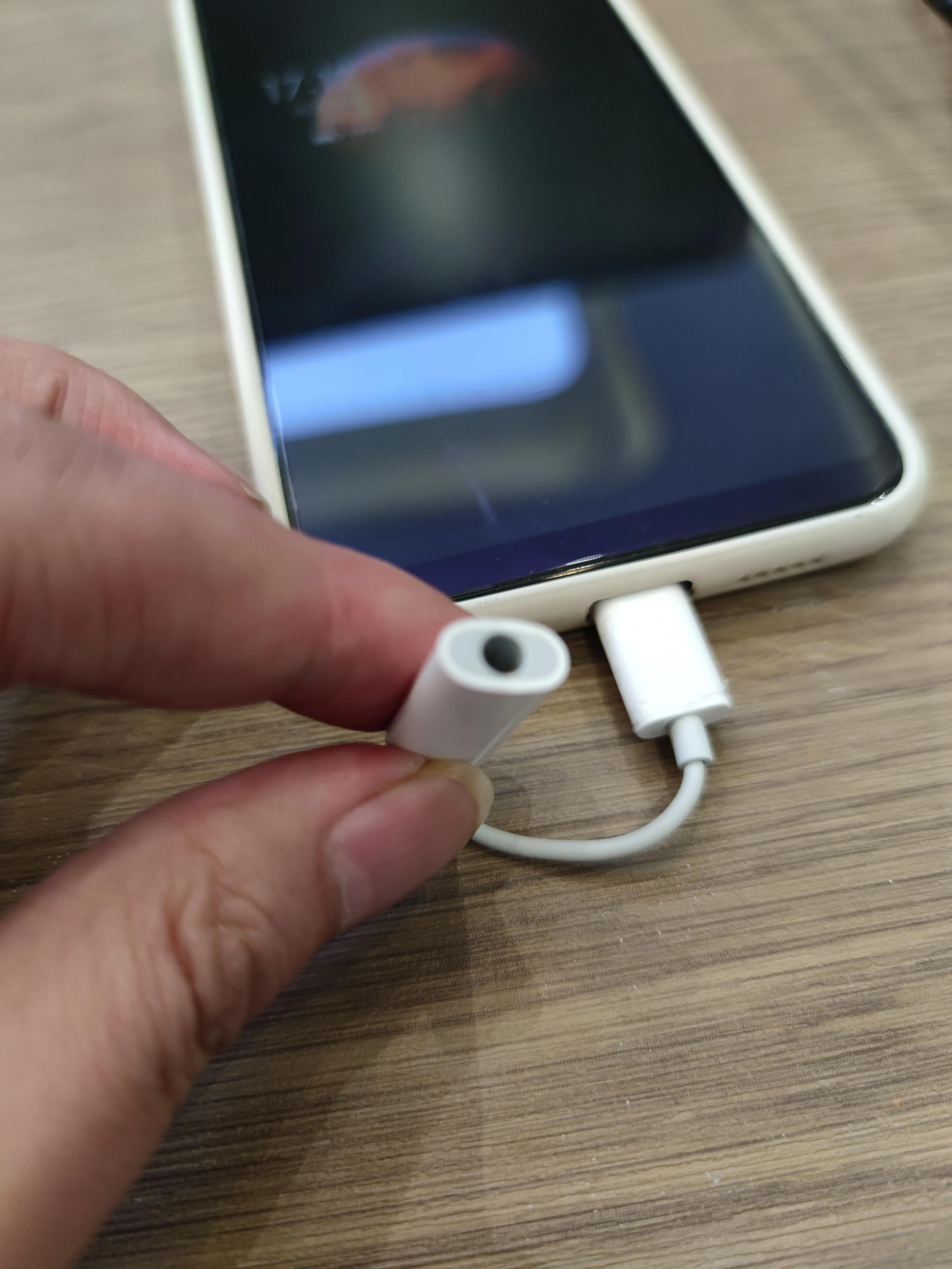 现在手机都取消耳机孔了吗,现在手机都不能用耳机了吗