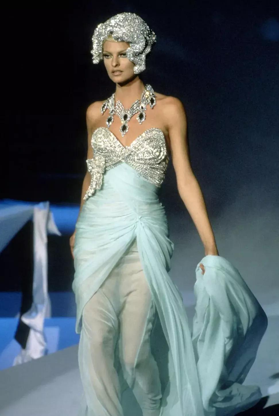 顶流女明星整容,顶流女星整容后回国复仇全集