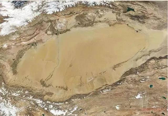 新疆广袤的沙漠地下真的有暗河吗,新疆的沙漠有一个大洞