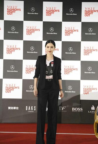 范冰冰生图精修差别大！穿西装裙暴露真实腰围，易胖体质可太难了