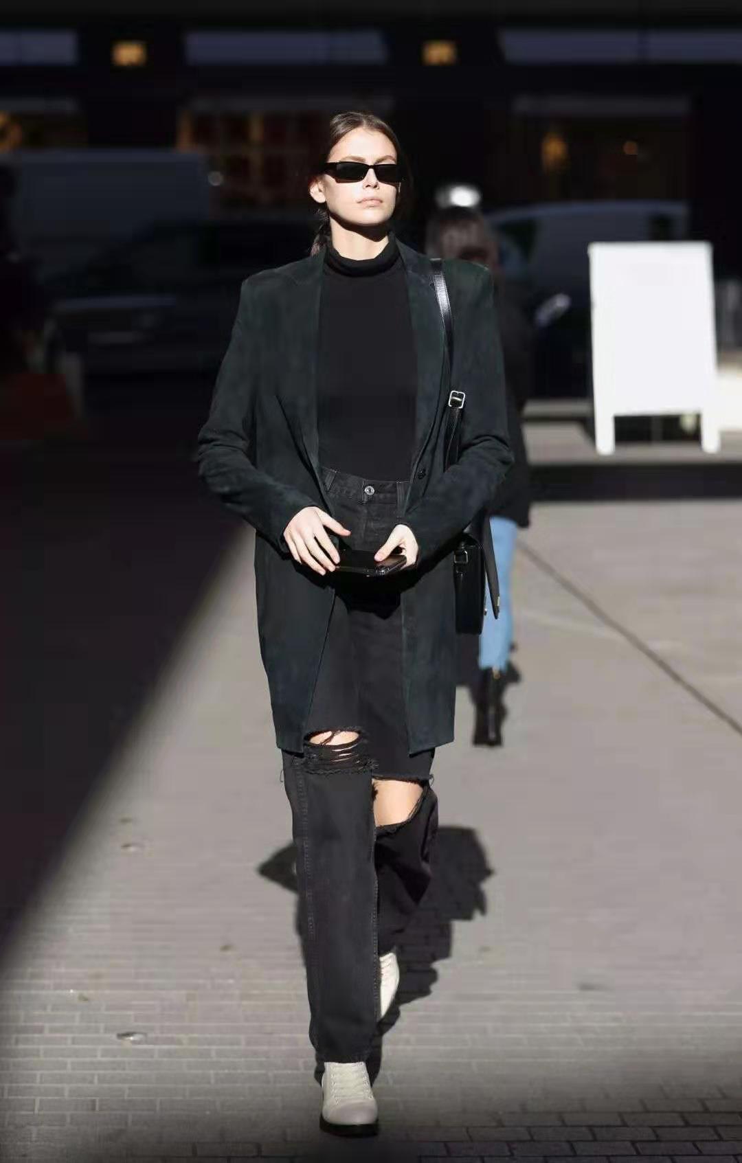 今年秋冬别再穿打*裤底**了,现在大家都在穿“拉丝裤”,显瘦还百搭