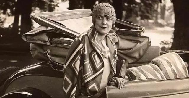 她亲眼看着自己的画作挂进卢浮宫,这位“时尚先锋”不输香奈儿