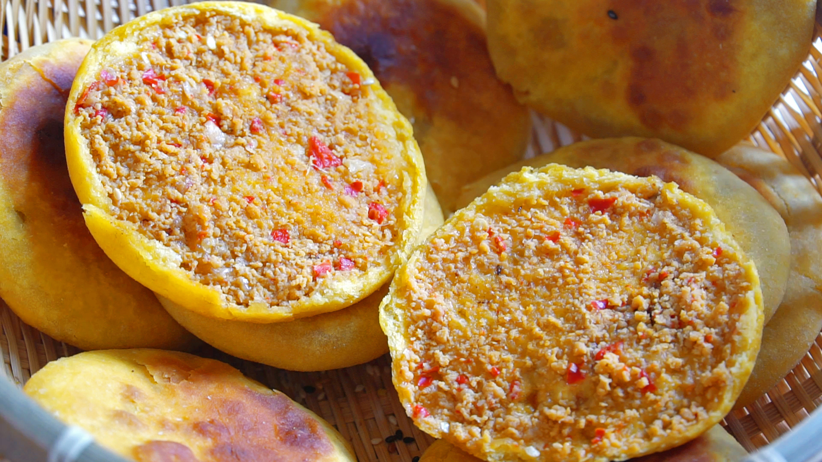 软糯香甜的南瓜饼超简单,好吃的南瓜饼老人孩子都抢着吃