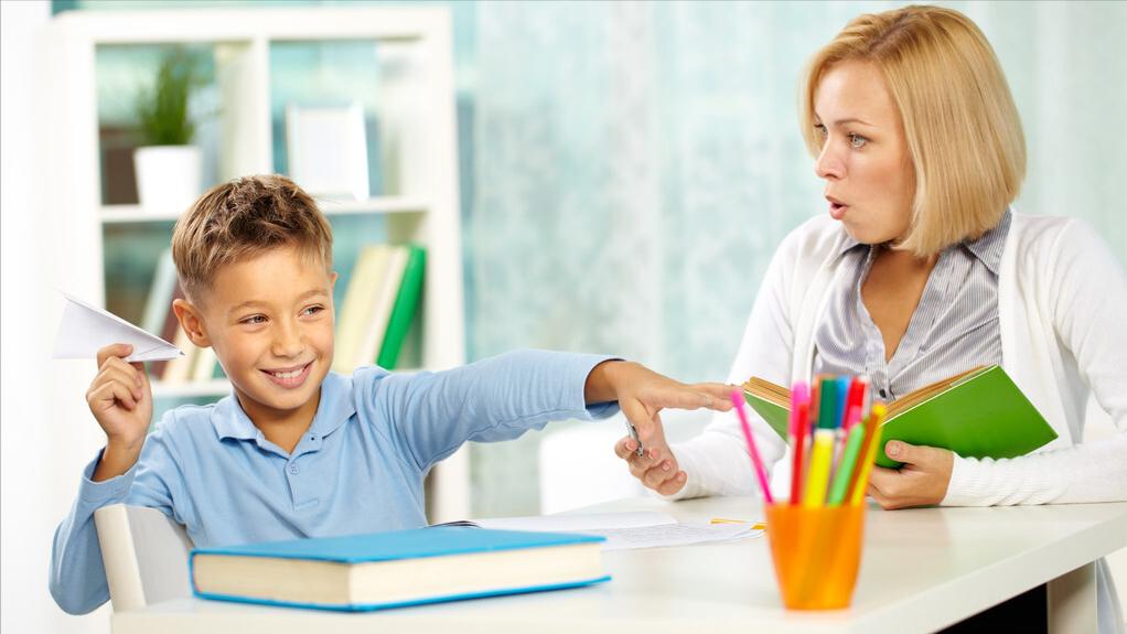 孩子上课总说话要怎么罚他有效,孩子上课乱说话被罚家长怎么交流