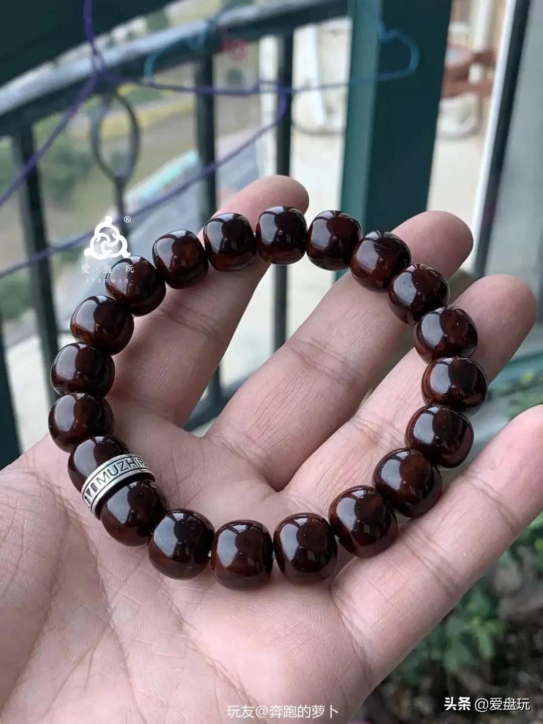 纯手盘玩一年的核桃,文玩手盘和机刷哪个值钱