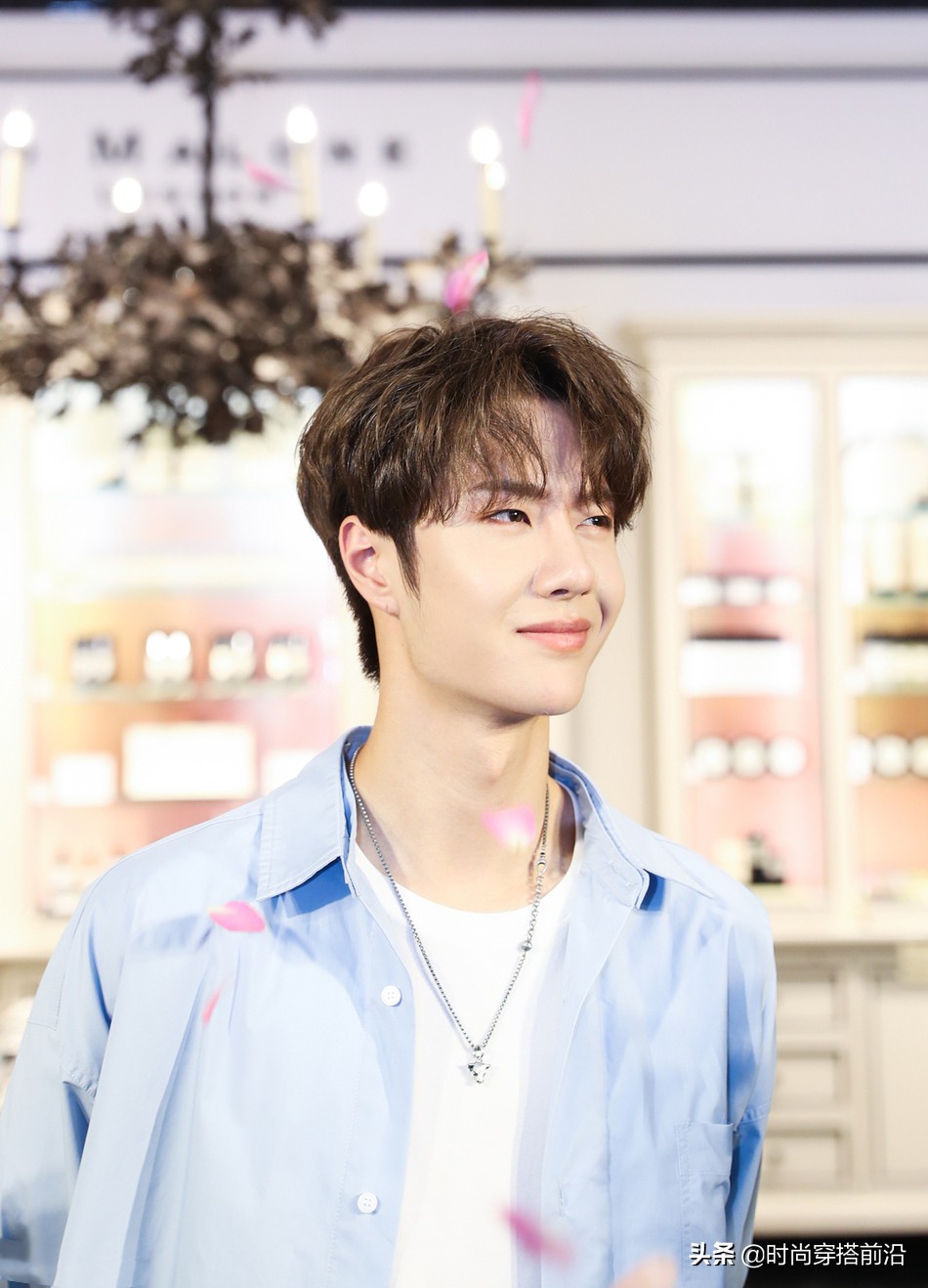 王一博蓝色清爽穿搭似大学校草，傲娇小表情卖萌，斜嘴笑很甜