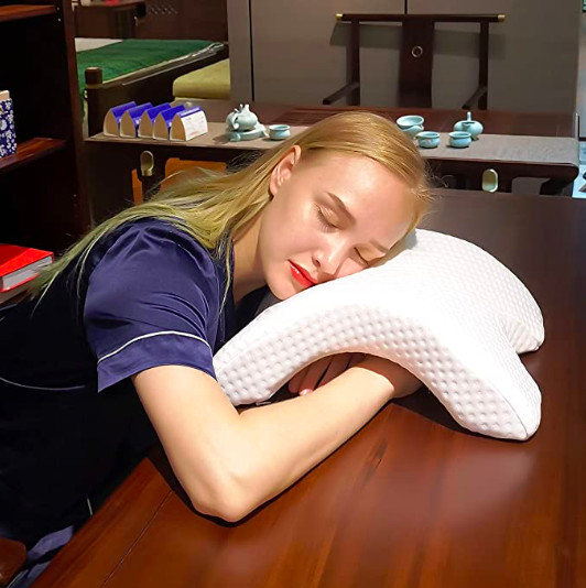 老公的救星！推特爆红防手麻枕头下方开洞设计人性化