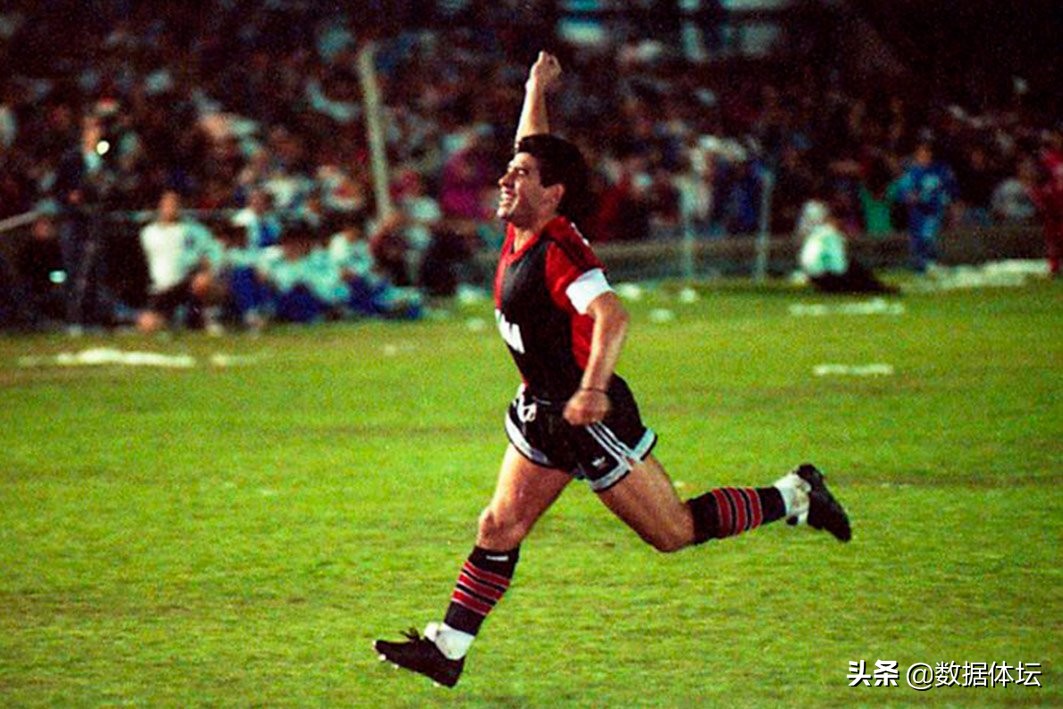 球王陨落一起告别马拉多纳,球王马拉多纳世界杯哭泣