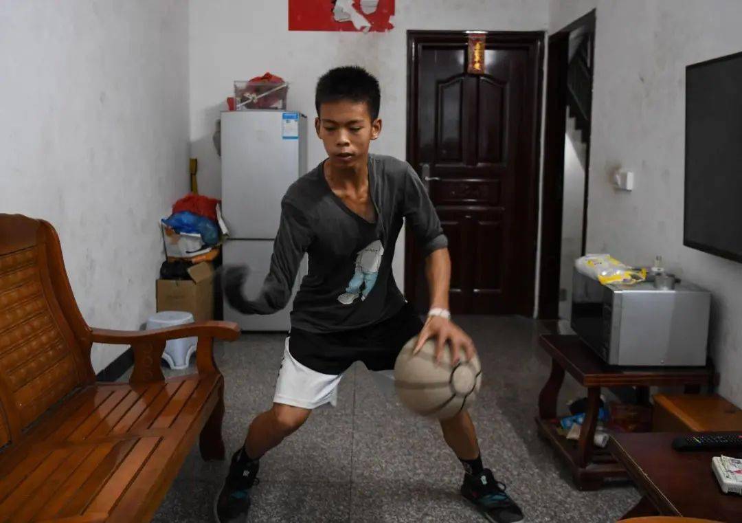 库里点赞中国少年,库里点赞的篮球少年