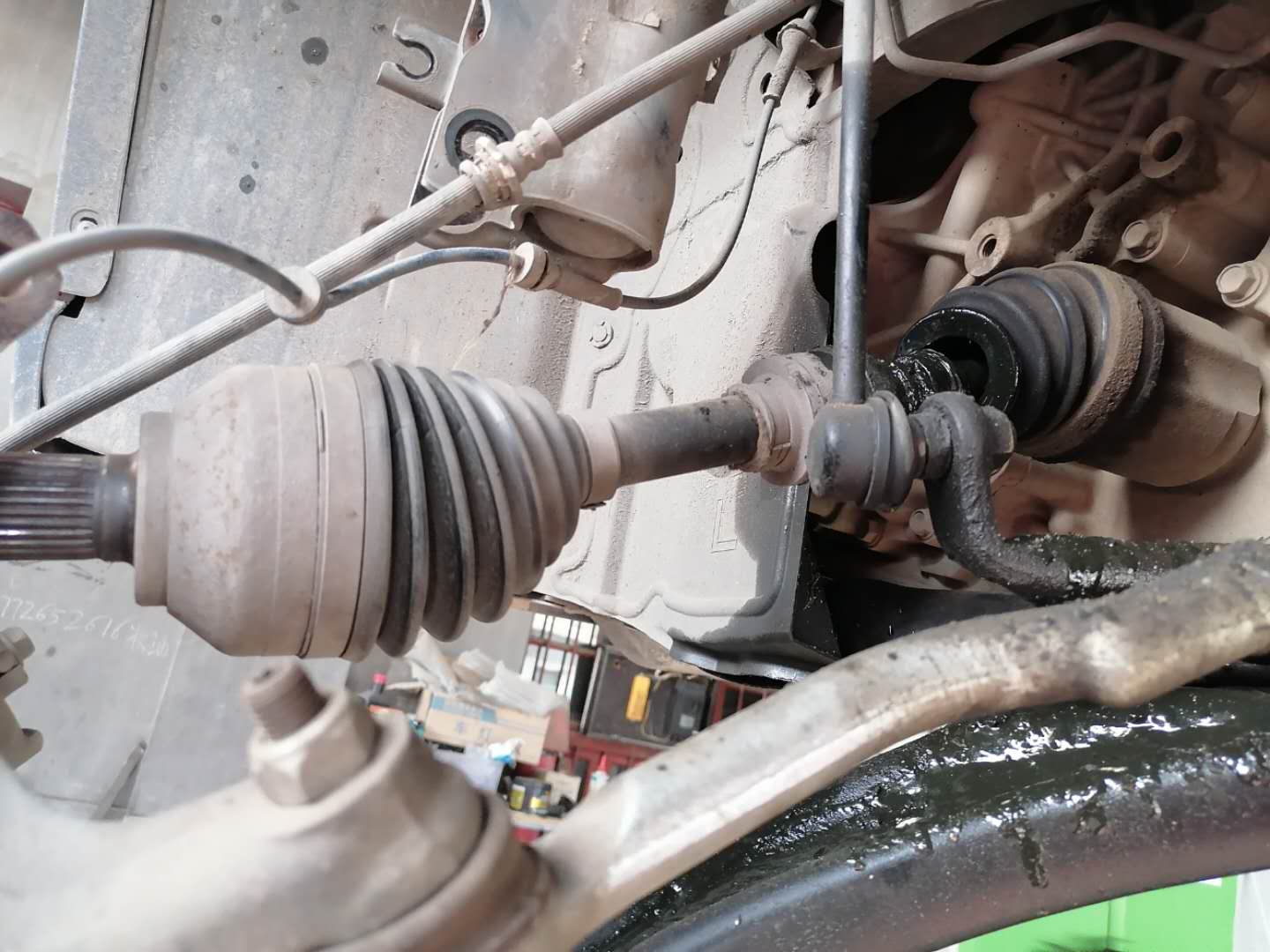 奇骏半轴球笼漏油的后果,奇骏半轴球笼坏了