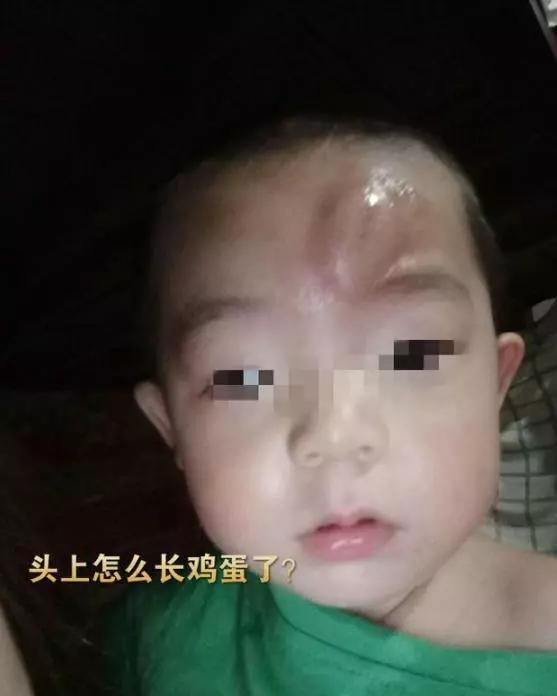 爸爸带娃搞笑名场面看一遍笑一遍,高龄宝爸用背带带娃的搞笑视频