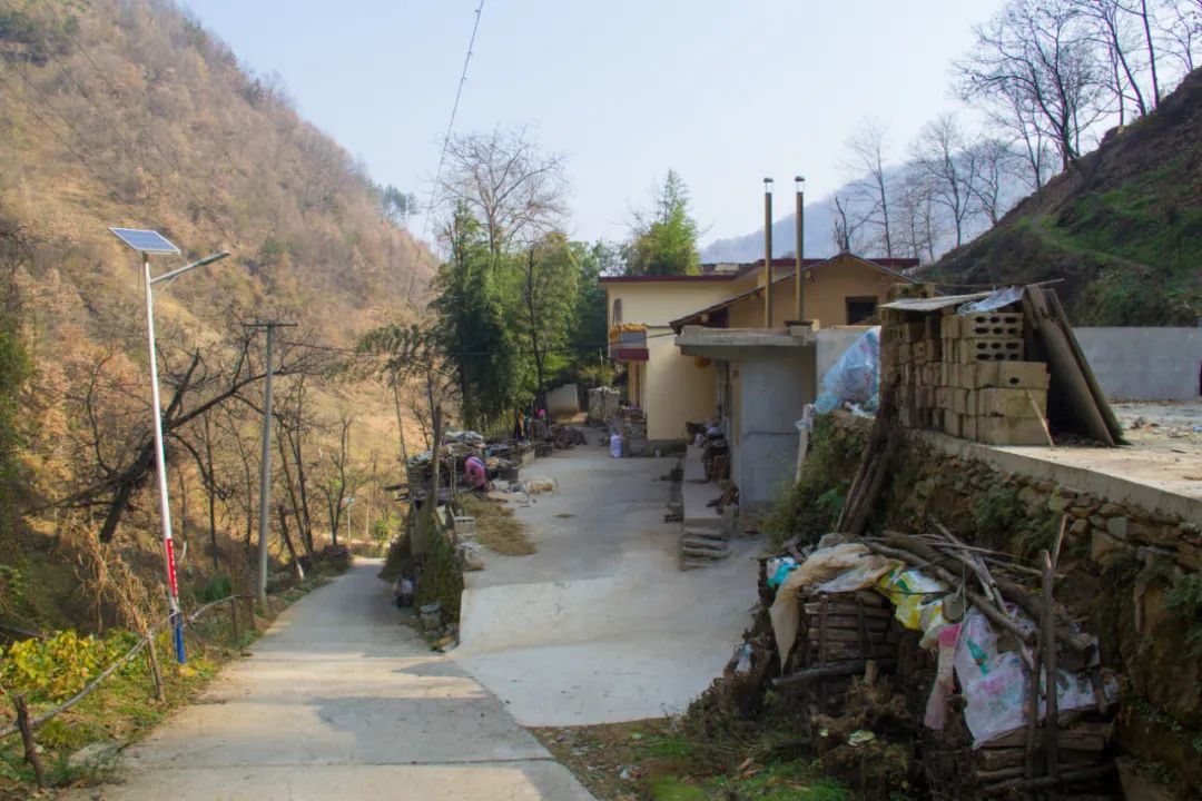 寻访秦岭龙潭村，背篓都是背在背上，这位大婶为何将其挎在腰间？