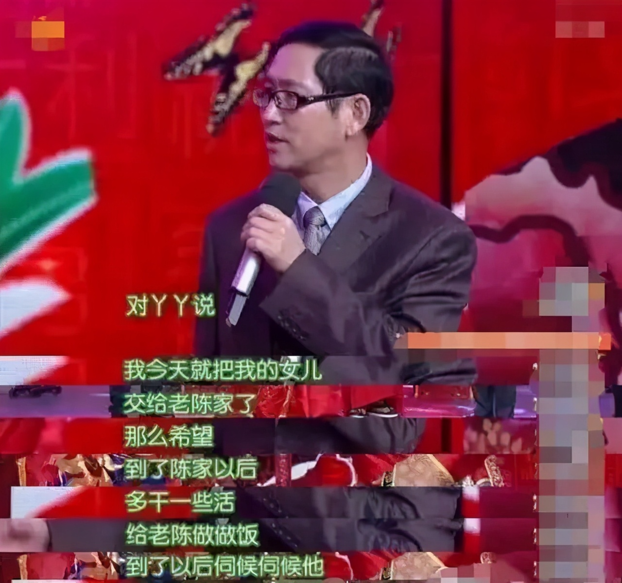 佟丽娅回应牵手神秘男子，澄清却引发惋惜，评论区一反常态